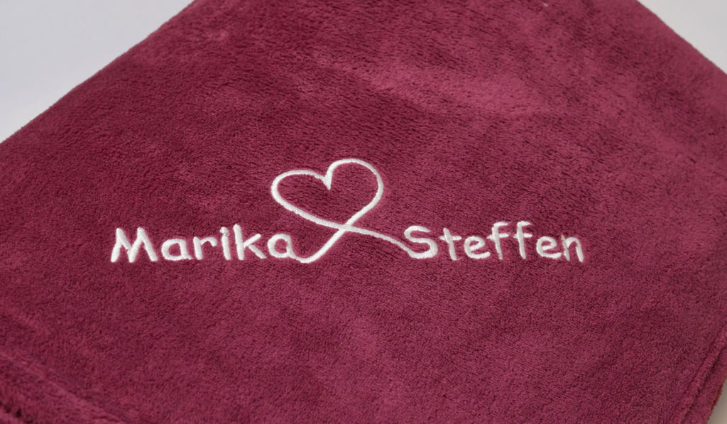 Direkteinstickung mit Namen auf einer Kuscheldecke